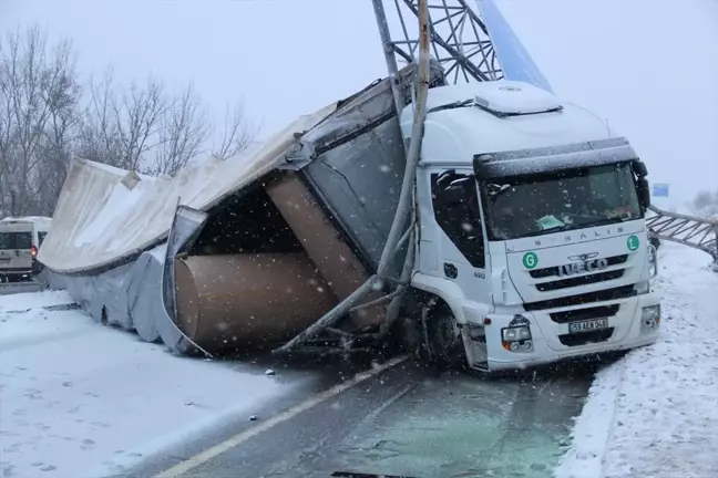 Tekirdağ - Edirne kara yolunda tır devrildi, trafik aksadı