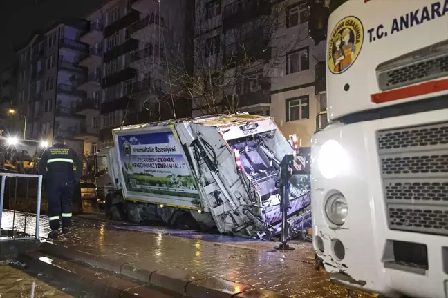Ankara'da yol çöktü, çöp kamyonu sıkıştı