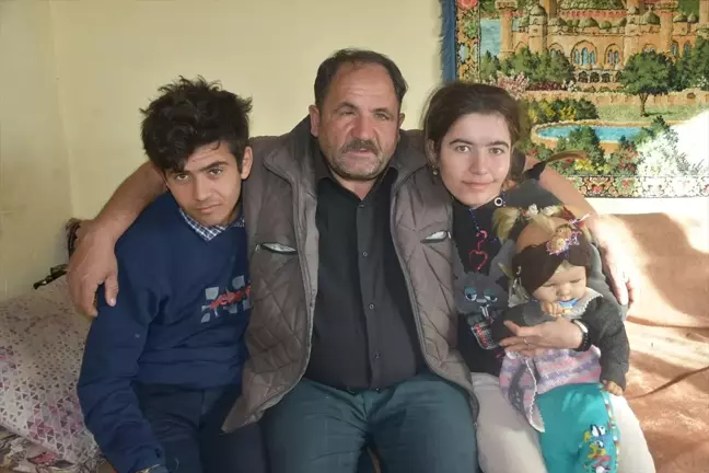 Tek gözlü baba, şizofreni hastası eşi ve zihinsel engelli çocukları için mücadele ediyor