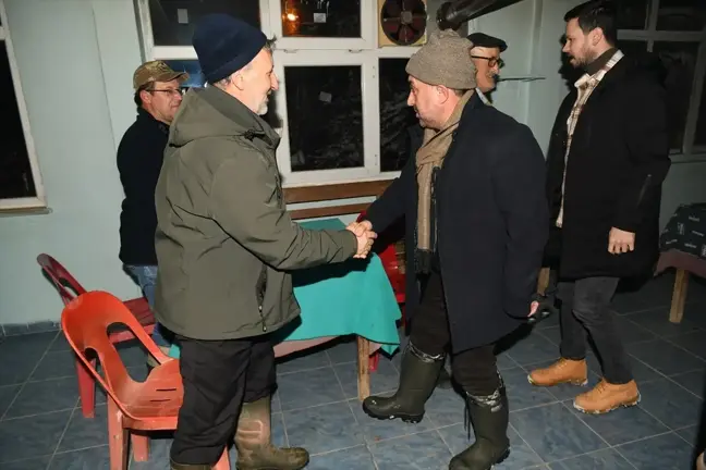 Lapseki'de kar küreme çalışmaları yapıldı