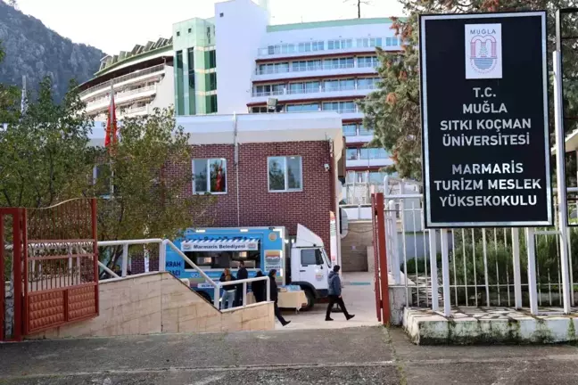 Marmaris Belediyesi Üniversite Öğrencilerine Sıcak Yemek İkramında Bulundu