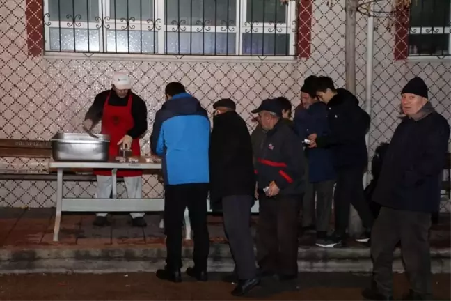 Odunpazarı Belediyesi Üç Aylar ve Regaip Kandili'nde Helva Dağıttı