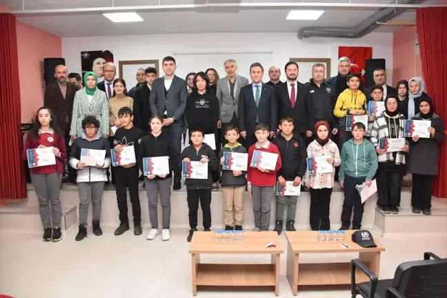 Samsun'da Ortaokul Öğrencilerine Peygamberimizin Hayatını Öğrenme Kitap Okuma Yarışması Ödülleri Verildi
