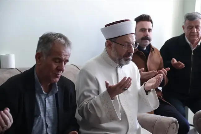 Diyanet İşleri Başkanı Ali Erbaş, şehit Sözleşmeli Er Muhammed Tunahan Evcin'in ailesine taziye ziyaretinde bulundu