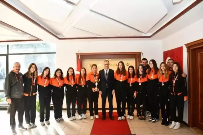 Eczacıbaşı Zirve Spor Kulübü, Muğla Küçük Kızlar Voleybol Ligi'nde şampiyon oldu