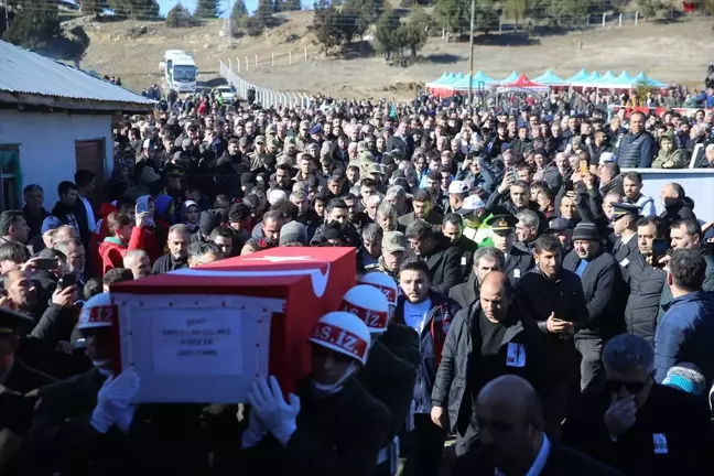Pençe-Kilit Harekatı'nda şehit olan Piyade Sözleşmeli Er Emrullah Gülmez'in cenazesi Kahramanmaraş'ta toprağa verildi