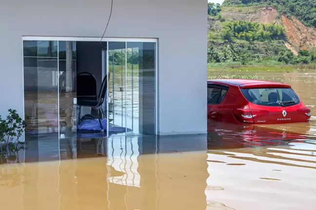 Rio de Janeiro'da fırtınada ölenlerin sayısı 12'ye yükseldi