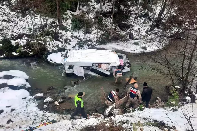 Gümüşhane'de Konfeksiyon Ürünleri Yüklü Minibüs Dereye Yuvarlandı