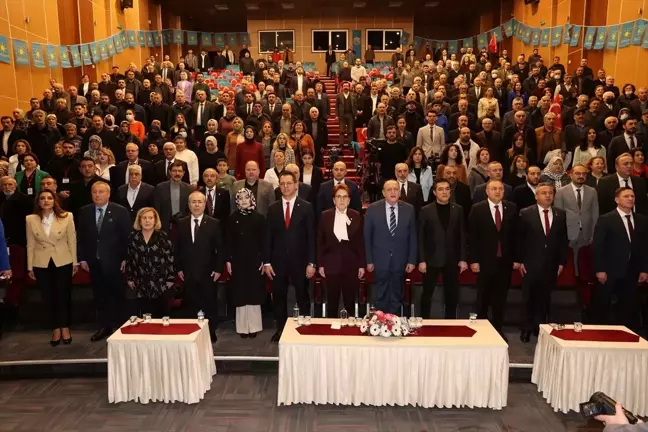Meral Akşener, Sivas'ta belediye başkan adaylarını tanıttı