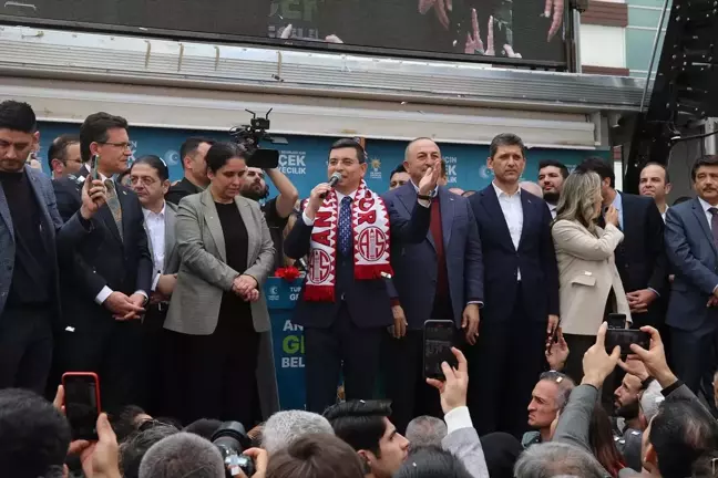 AK Parti Antalya Büyükşehir Belediye Başkan Adayı Hakan Tütüncü Çiçeklerle Karşılandı