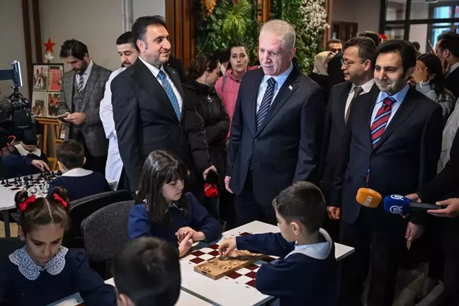 İstanbul'da Öğrenciler Karnelerini Aldı