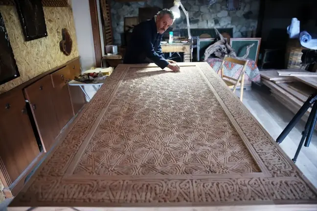 Kastamonulu Marangoz, İspanya'daki El Hamra Sarayı ve Bursa'daki Ulu Cami'den İlham Alarak Ahşap Pano Yapıyor