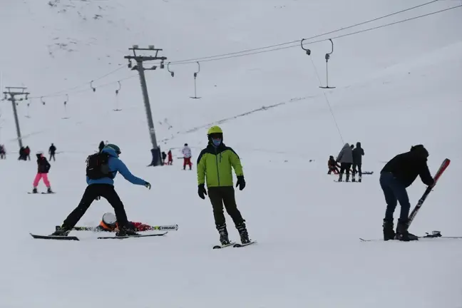 Van'da Abalı Kayak Merkezi'nde Yoğunluk
