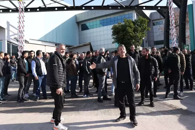 Adana'da İşçiler Maaşlarını Alamadıkları İçin Eylem Yaptı