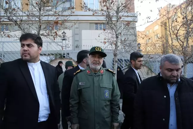 İsrail'in Şam'a saldırısında öldürülen İran Devrim Muhafızları için cenaze töreni düzenlendi