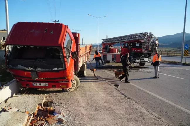 Çorum'un Osmancık ilçesinde itfaiye aracı kamyonete çarptı, 2 itfaiye personeli yaralandı