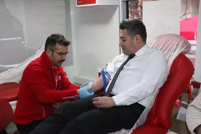 Hizan Kaymakamı Nurhalil Özçelik Kan Bağışında Bulundu