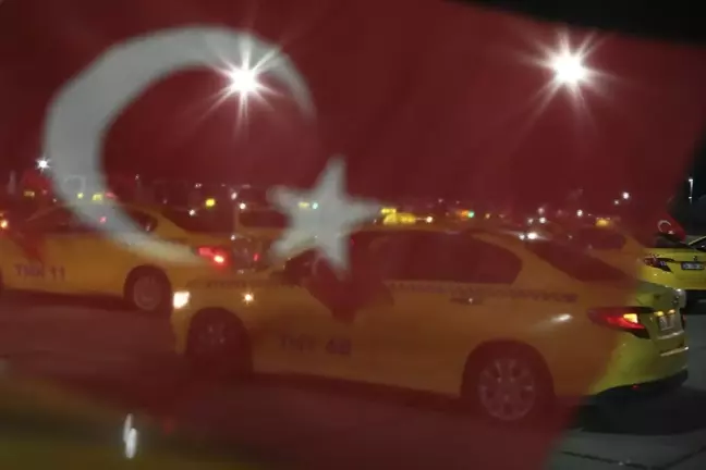 İstanbul'da Taksiciler Şehitler İçin Ay Yıldız Şekli Oluşturdu