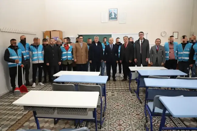 Konya'da Denetimli Serbestlik Müdürlüğü tarafından okullarda temizlik ve bakım çalışması yapılıyor