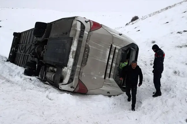 Sivas'ta Cenazeden Dönen Otobüs Devrildi: 20 Yaralı