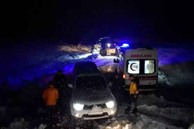 Bitlis'te yoğun kar ve tipi nedeniyle yolu kapanan köyde ateşi yükselen kişi hastaneye ulaştırıldı