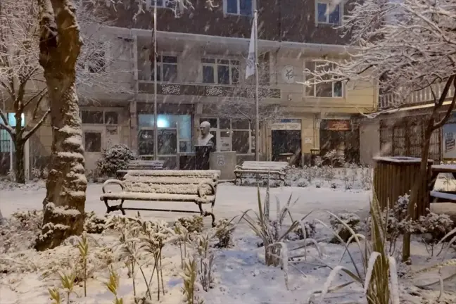 Silivri ve Çatalca'nın yüksek kesimlerinde kar yağışı