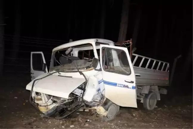 Antalya'da Otomobil ile Kamyonet Kafa Kafaya Çarpıştı: 1 Ölü, 2 Yaralı