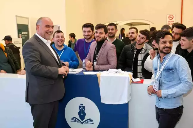 Canik Belediye Başkanı İbrahim Sandıkçı, gençlere destek veriyor