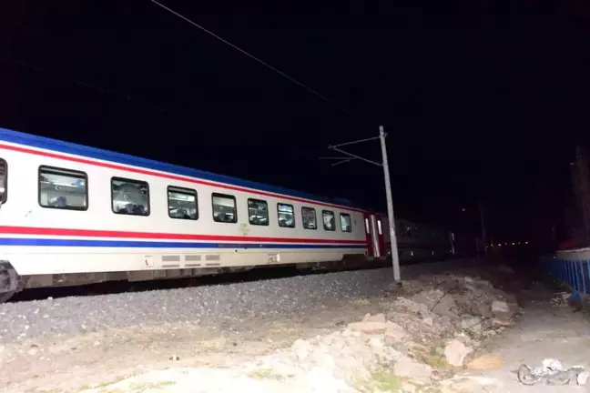 Doğu Ekspresi hafif ticari araca çarptı, demiryolu 1 saat ulaşıma kapandı