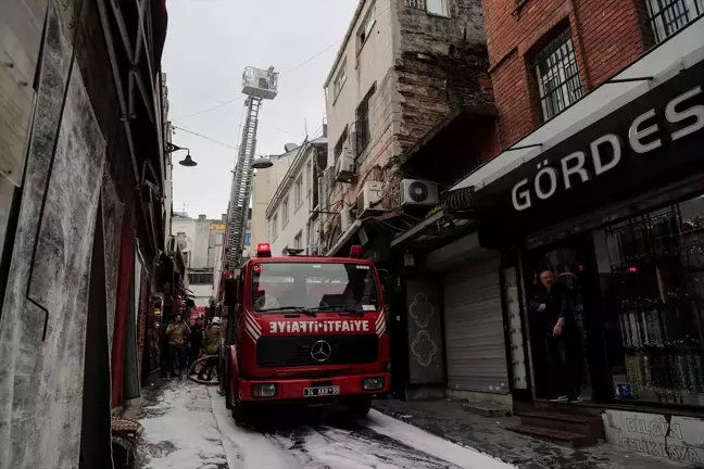 Fatih'te Hanın Üst Katındaki Ayakkabı Deposunda Yangın Çıktı