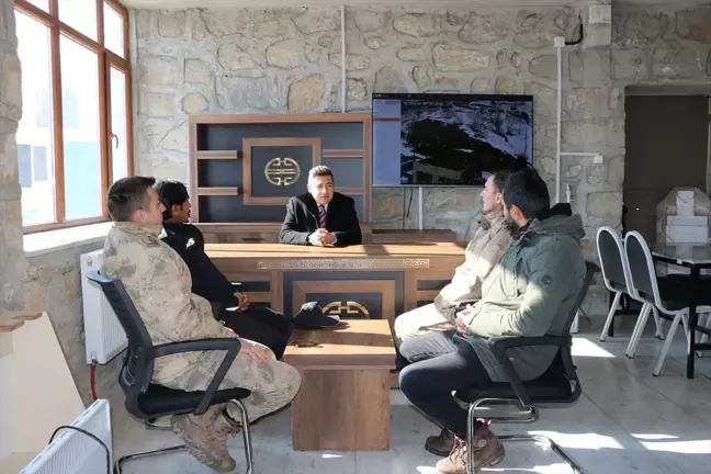 Bitlis Hizan Kaymakamı, Polis Uygulama ve Yol Kontrol Noktasını Ziyaret Etti