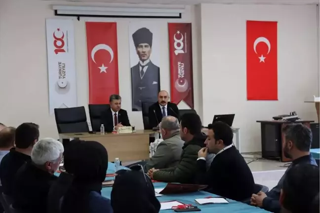 Sivas'ın Şarkışla ilçesinde Kaymakam Samet Öztürk, okul müdürleriyle toplantı yaptı