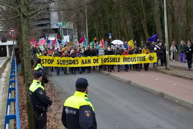 Hollanda'da İklim Aktivistleri Fosil Yakıt Kullanımını Protesto Etti