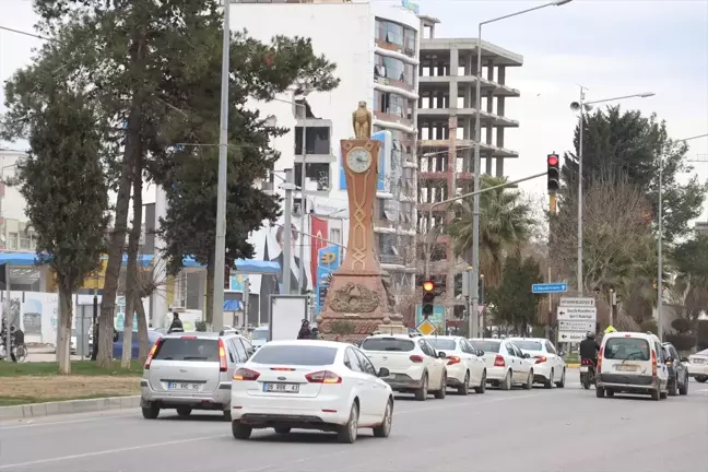 Adıyaman'da saat kulesi depremden beri duruyor
