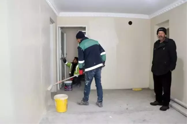 Van'da Yangın Çıkan Aileye İpekyolu Belediyesi Sahip Çıktı