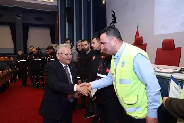 Kayseri Büyükşehir Belediyesi Arama Kurtarma Personeline Plaket Töreni