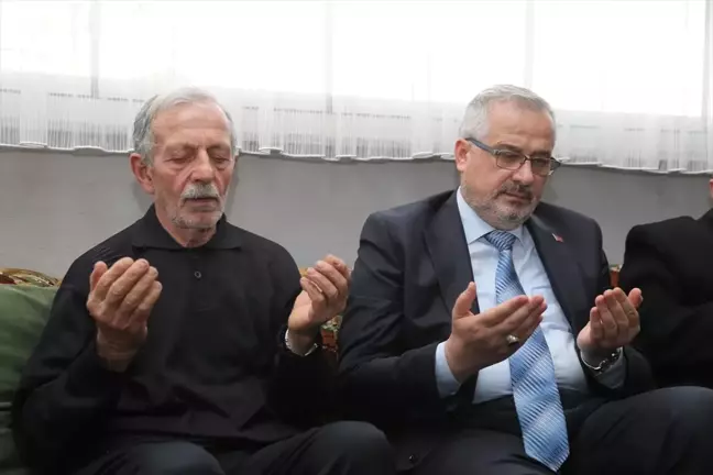 Bafra Belediye Başkanı Depremde Kayıpların Ailelerini Ziyaret Etti