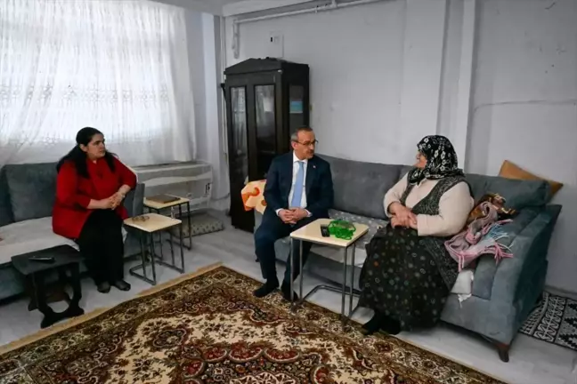 Kocaeli Valisi Seddar Yavuz ve eşi Miraç Kandili'nde ihtiyaç sahibi aileleri ziyaret etti