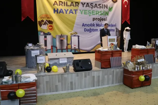 Ağrı'da 100 Arıcıya Arıcılık Malzemesi Dağıtıldı