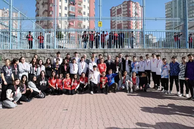 Talas Belediye Başkanı Mustafa Yalçın, 75. Yıl Mühibe Germirli Ortokulu futbol takımını ziyaret etti