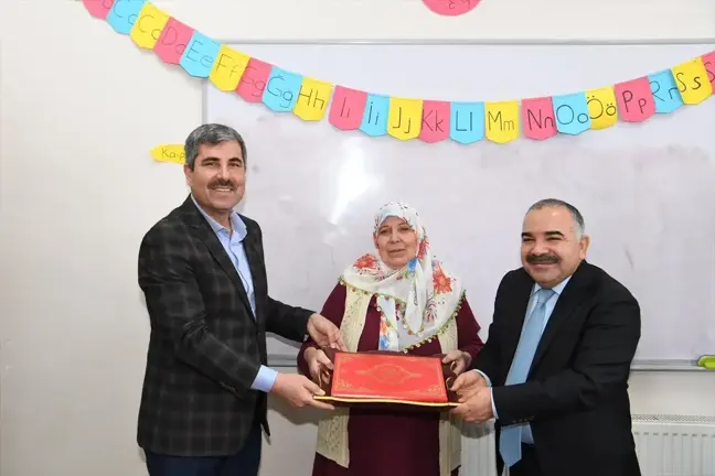Muş Belediye Başkanı Feyat Asya, Kur'an-ı Kerim'i hatmeden 69 yaşındaki Hanife Çelik'i tebrik etti