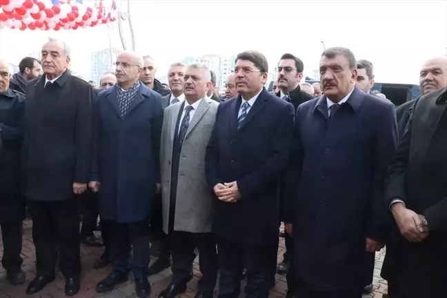 Adalet Bakanı Yılmaz Tunç, Malatya'da depremzedeleri ziyaret etti