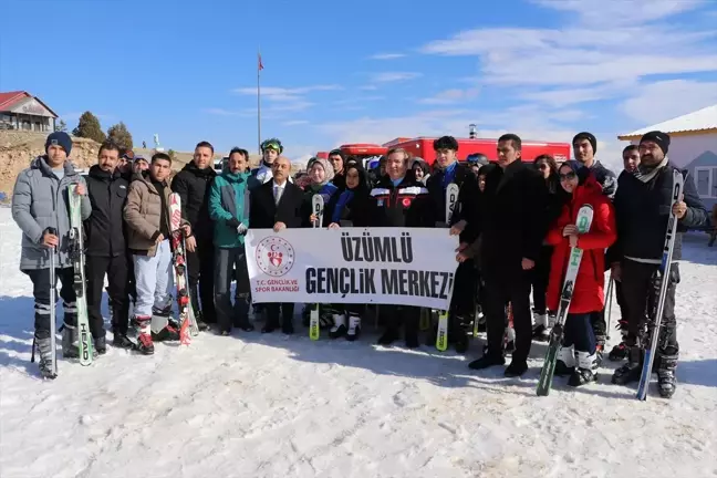 Erzincan'da Kayak Bilmeyen Kalmasın Projesi ile Öğrenciler Kayakla Tanıştı