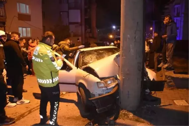 Sivas'ta otomobilin direğe çarpması sonucu 3 kişi yaralandı