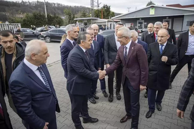 Bakan Uraloğlu, yeni nesil akıllı demir yolu bakım araçları teslim töreninde konuştu Açıklaması