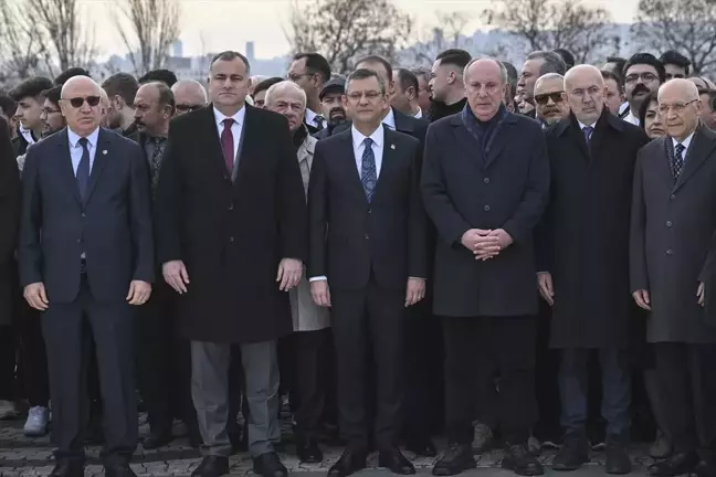 CHP Genel Başkanı Özgür Özel, Deniz Baykal'ın kabrini ziyaret etti