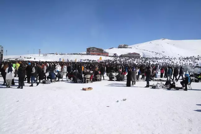 Hakkari'de düzenlenen 5. Kar Festivali Pinhani konseriyle sona erdi
