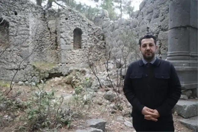 Antik Kentte Define Avcıları Zarar Veriyor