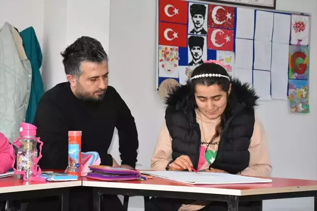 Zihinsel Engelli Öğrenci Zehra Atar Resim Yeteneğiyle Dikkat Çekiyor