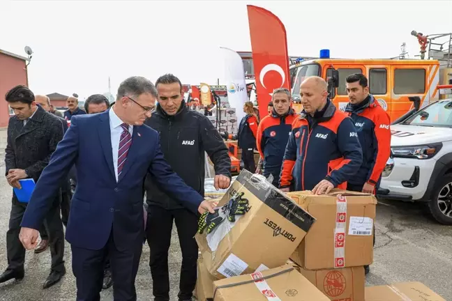 Van Büyükşehir Belediyesi AFAD'a 30 Milyon Değerinde Malzeme Teslim Etti